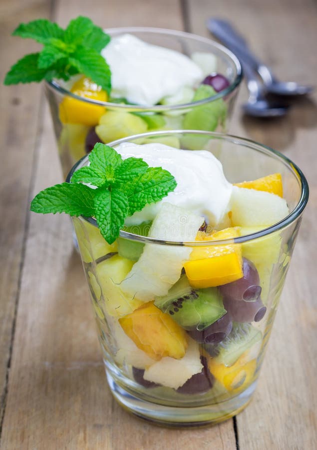 Frischer Gesunder Obstsalat in Einem Glas Mit Schlagsahne Stockbild ...