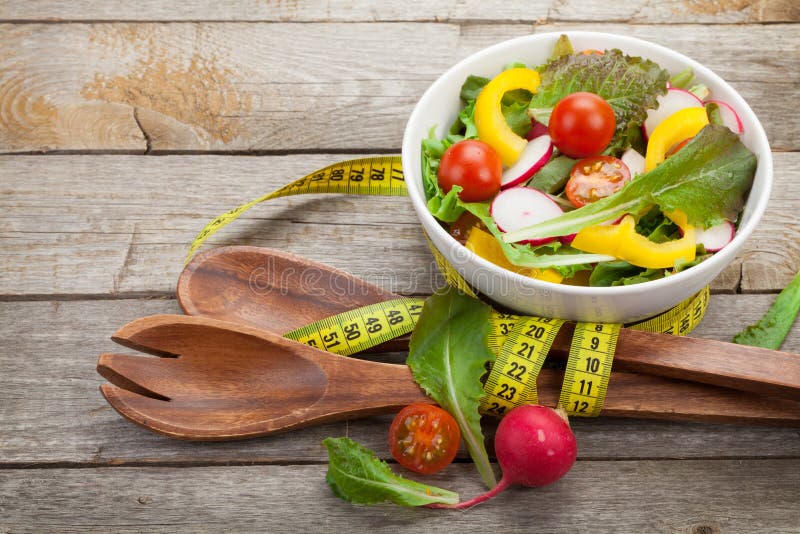 Frischer gesunder Salat, Gerät und Maßband stockfoto Frischer gesunder Salat, Gerät und Maßband stockfoto