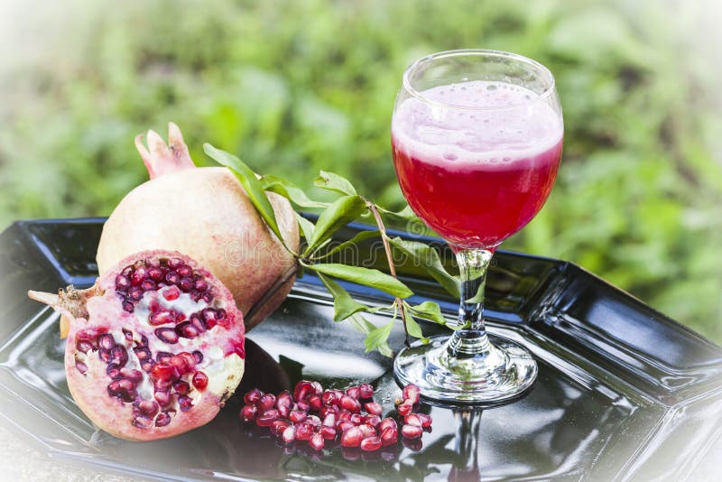 Frischer Granatapfel Mit Einem Glas Granatapfelsaft Stockfoto - Bild ...