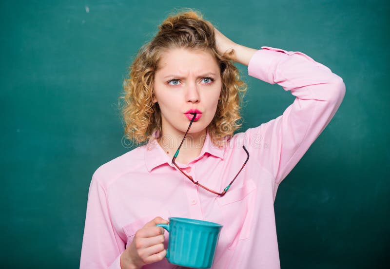 Frischer Kaffee Schullehrerbedarfs-Kaffeepause Guten Morgen Mädchen, das mit Teegetränk erneuert Idee und Inspiration lizenzfreie stockfotografie Frischer Kaffee Schullehrerbedarfs-Kaffeepause Guten Morgen Mädchen, das mit Teegetränk erneuert Idee und Inspiration lizenzfreie stockfotografie