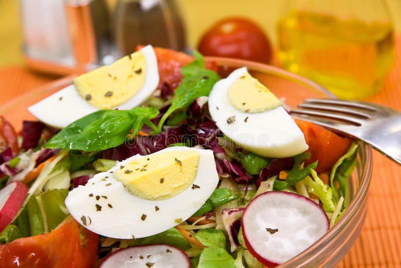 Frischer Mischsalat Mit Gurke, Rettich Stockbild - Bild von tomate ...