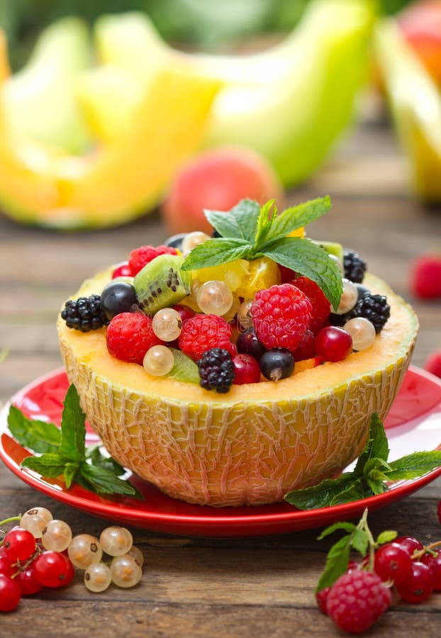 Frischer Obstsalat In Der Melone Stockfoto - Bild von gesund, sommer ...