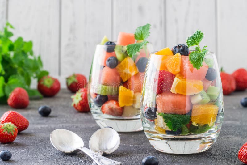 Frischer Obstsalat im Glas stockfoto. Bild von salat - 96010396