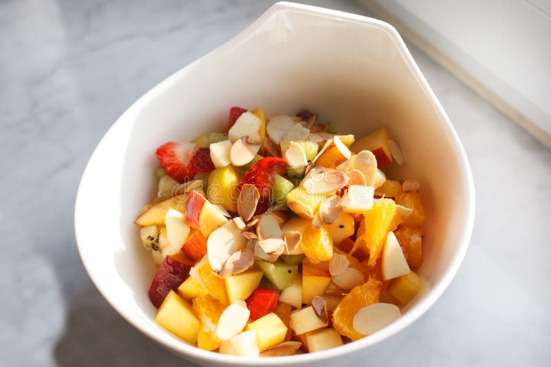 Frischer Obstsalat Mit Nüssen Als Gesundem Frühstück. Stockbild - Bild ...