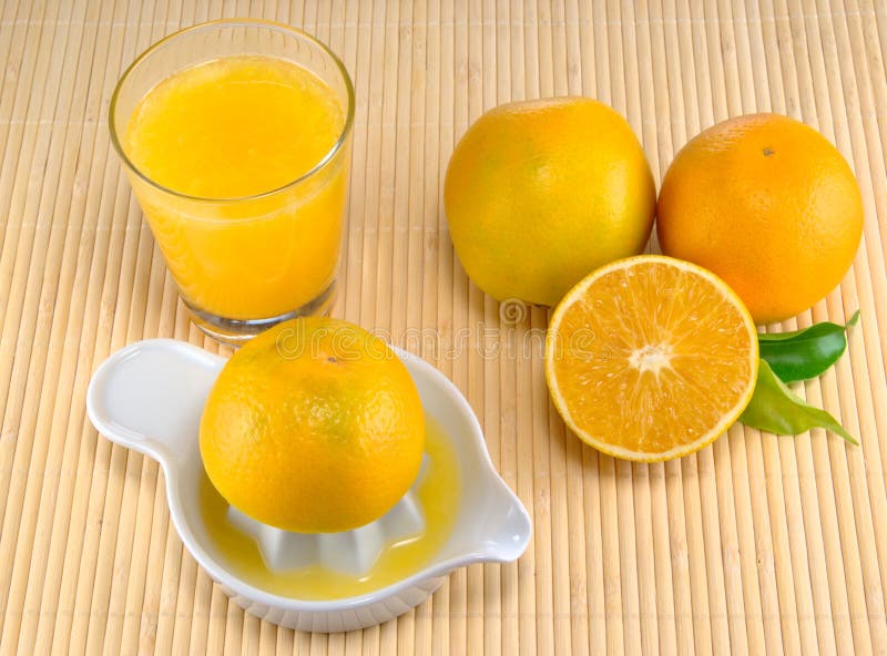 Frischer Orangensaft Auf Orange Hintergrund Stockbild - Bild von frisch ...