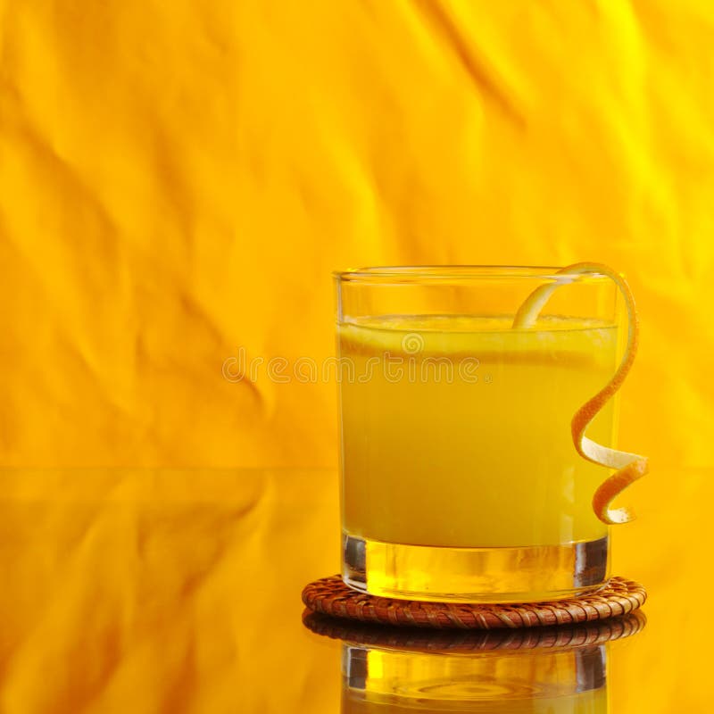 Frischer Orangensaft Auf Orange Hintergrund Stockbild - Bild von frisch ...