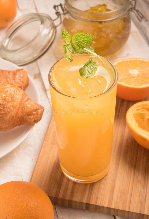 Frischer Orangensaft in Einem Glas Stockbild - Bild von gesund ...