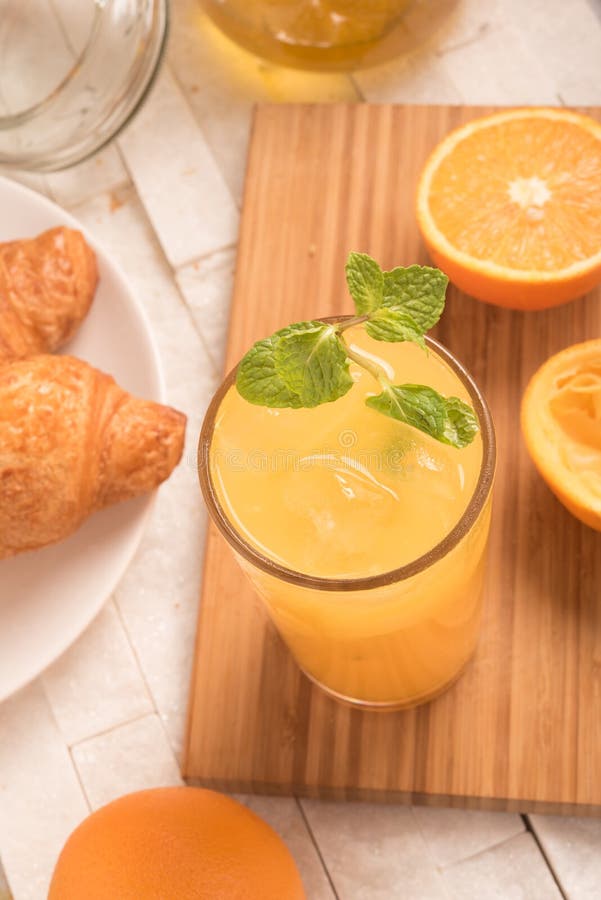 Frischer Orangensaft in Einem Glas Stockbild - Bild von gesund ...