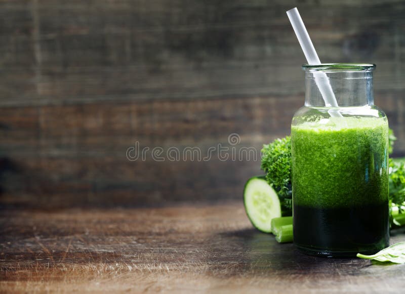 Frischer organischer grüner Smoothie - Detox, Diät und gesundes Lebensmittel conc lizenzfreies stockfoto Frischer organischer grüner Smoothie - Detox, Diät und gesundes Lebensmittel conc lizenzfreies stockfoto