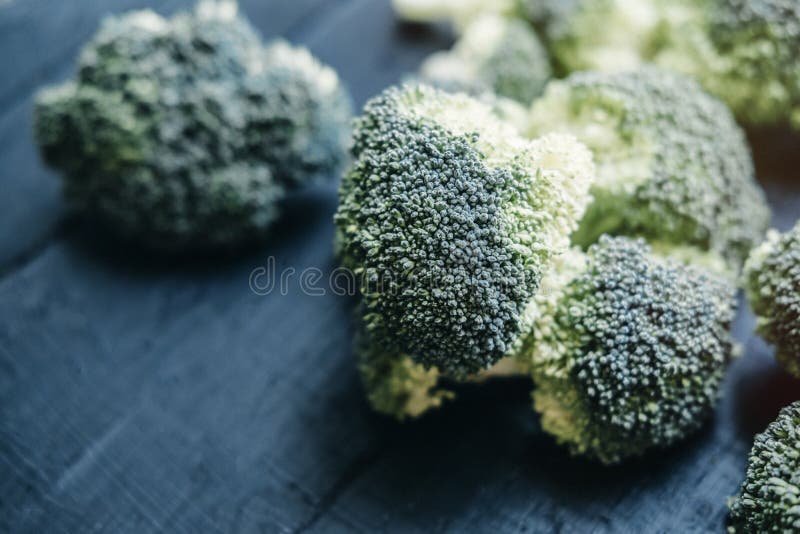 Frischer roher organischer Brokkoli auf schwarzem Holztisch Beschneidungspfad eingeschlossen lizenzfreies stockfoto Frischer roher organischer Brokkoli auf schwarzem Holztisch Beschneidungspfad eingeschlossen lizenzfreies stockfoto