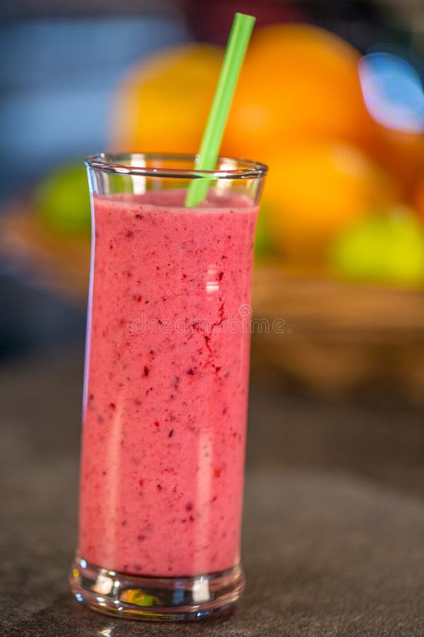 Frischer Roter Smoothie Mit Früchten Stockfoto - Bild von essen, korb ... Frischer Roter Smoothie Mit Früchten Stockfoto - Bild von essen, korb ...