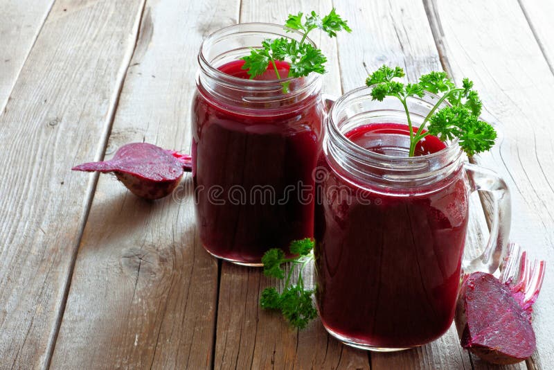 Frischer Saft der roten Rübe in den Weckgläsern mit roten Rüben über rustikalem Holz stockfotografie Frischer Saft der roten Rübe in den Weckgläsern mit roten Rüben über rustikalem Holz stockfotografie