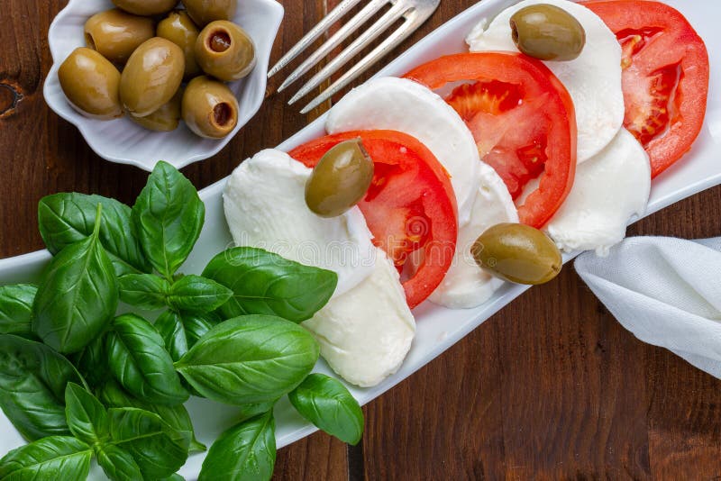 Frischer Salat Mit Mozzarella Mozzarella Mit Tomaten Und Basilikum ...