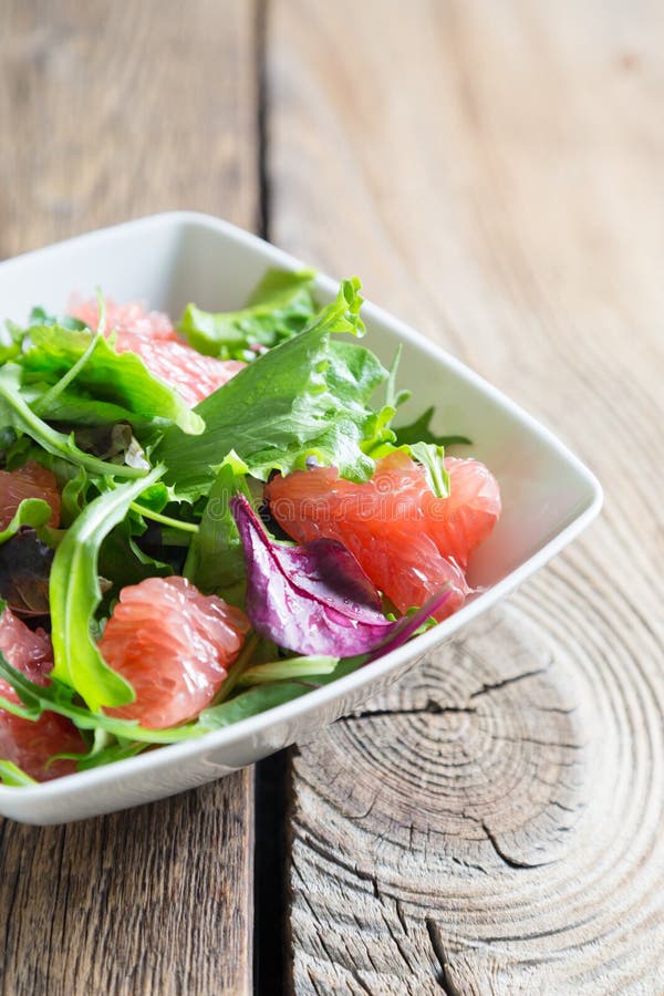 Frischer Salat Mit Pampelmusenmasse Stockbild - Bild von mittagessen ...