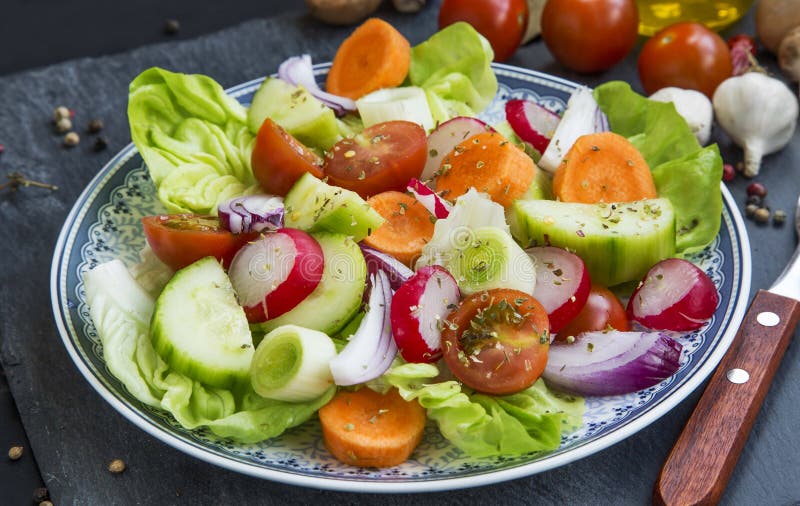 Frischer Salat Mit Rettich, Zwiebel, Tomaten, Kopfsalat, Karotte, Gurke ...