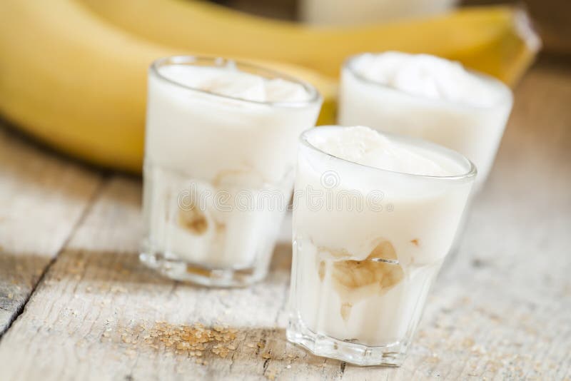 Jogurt mit Banane im Glas stockfoto. Bild von cuisine - 57362048