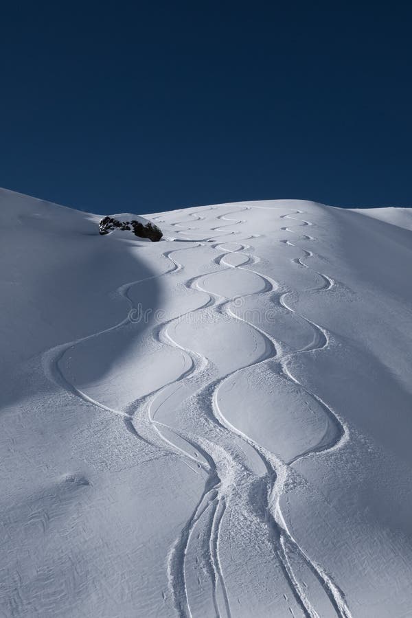 Frischer Ski spürt die Führung unten vom alpinen Gebirgsrücken auf lizenzfreie stockfotografie Frischer Ski spürt die Führung unten vom alpinen Gebirgsrücken auf lizenzfreie stockfotografie