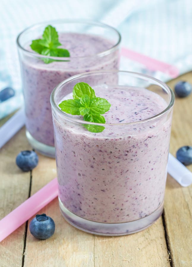 Frischer Smoothie mit Blaubeere, Banane, Jogurt lizenzfreie stockbilder Frischer Smoothie mit Blaubeere, Banane, Jogurt lizenzfreie stockbilder
