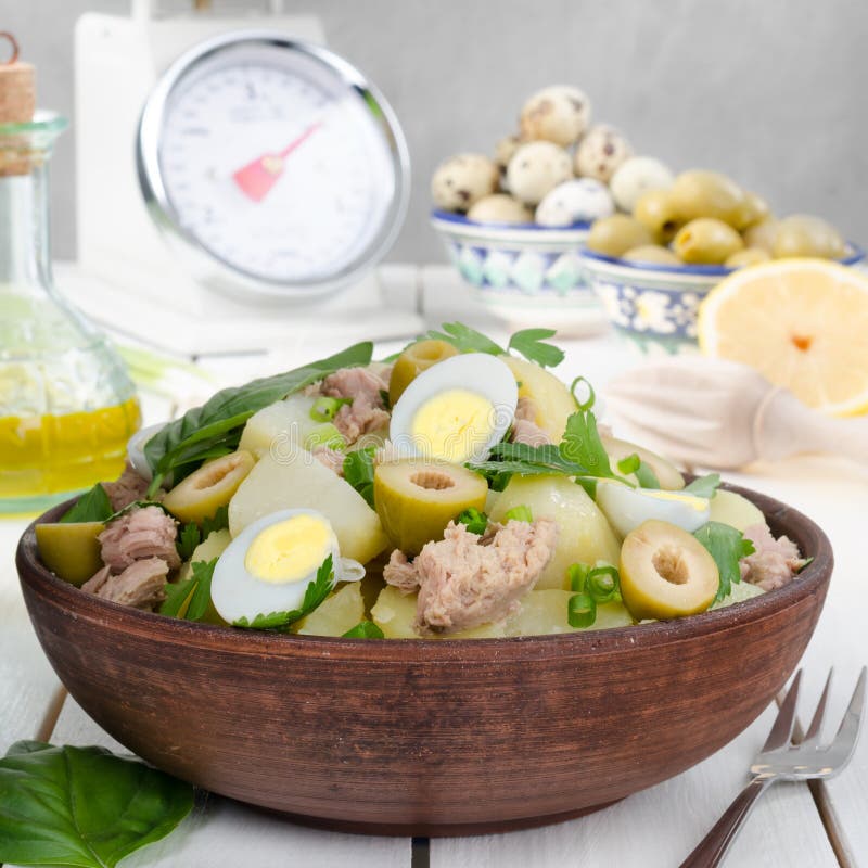 Frischer Spanischer Kartoffelsalat Mit Thunfisch, Stillleben Stockfoto ...