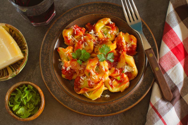 Frischer Spinat Und Ricotta Tortellini Mit Tomatensauce Stockbild ...