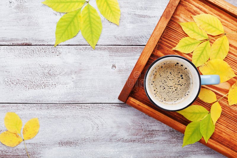 Frischer Tasse Kaffee auf hölzernem Behälter und Gelb verlässt Draufsicht Gemütliche Herbstfrühstück Ebenen-Lageart stockbild