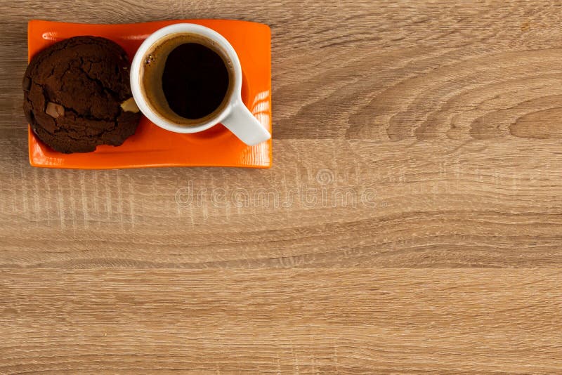 Frischer Tasse Kaffee und ein Schokoladenkeks gesetzt auf eine Platte, linke obere Ecke lizenzfreies stockfoto Frischer Tasse Kaffee und ein Schokoladenkeks gesetzt auf eine Platte, linke obere Ecke lizenzfreies stockfoto