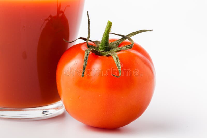 Frischer Tomatensaft im Glas Gemüsegetränk von der organischen natürlichen Tomate lizenzfreies stockbild Frischer Tomatensaft im Glas Gemüsegetränk von der organischen natürlichen Tomate lizenzfreies stockbild