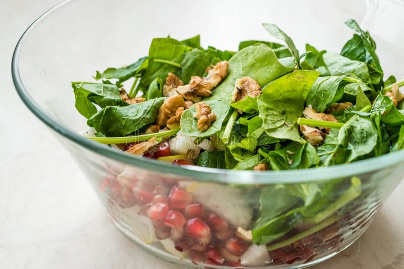 Frischer Walnuss-Salat Mit Granatapfel-und Birnen-Scheiben in Der ...