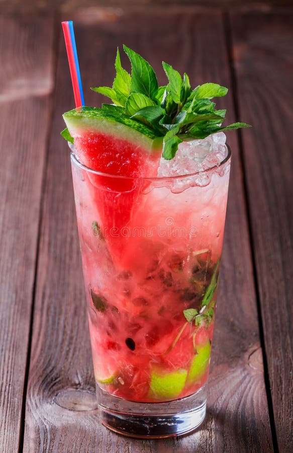 Frischer Wassermelonengetränk Smoothie mit Minze, Eis und Kalk im Glas auf hölzernem Hintergrund stockbilder Frischer Wassermelonengetränk Smoothie mit Minze, Eis und Kalk im Glas auf hölzernem Hintergrund stockbilder
