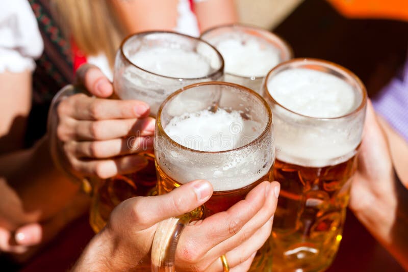 Frisches Bier in einem Biergarten stockbilder Frisches Bier in einem Biergarten stockbilder