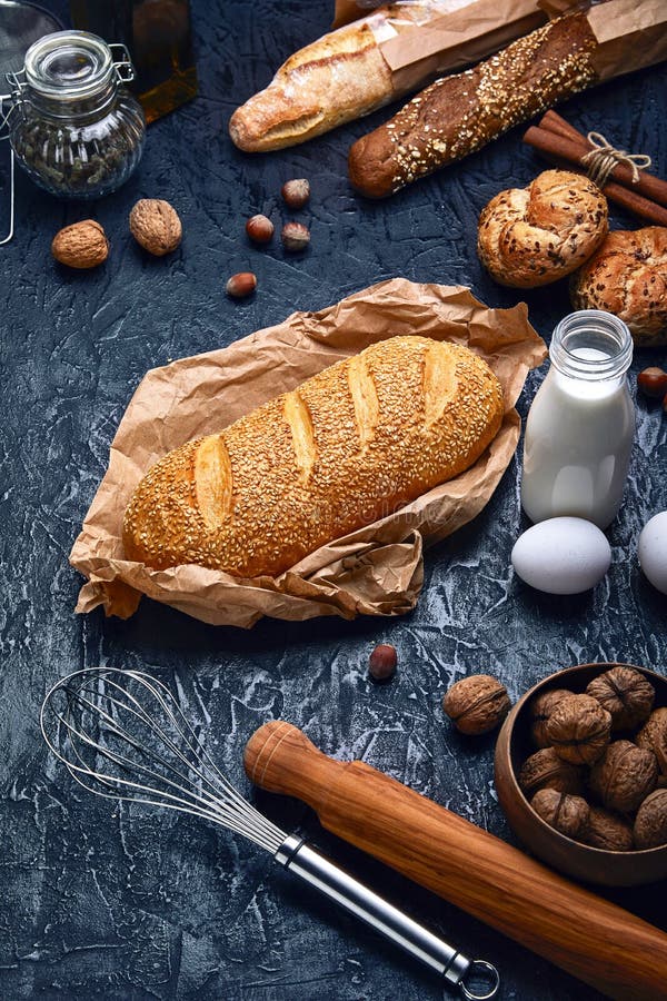 Frisches Brot Mit Knusperiger Kruste Auf Pergament Stockfoto - Bild von ...