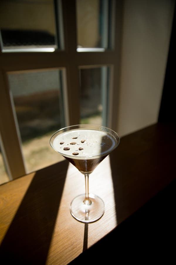 Frisches Cocktail auf einem schwarzen Hintergrund Alkoholisches Cocktail auf einem schwarzen Hintergrund Frucht mit einem Cocktai lizenzfreie stockbilder Frisches Cocktail auf einem schwarzen Hintergrund Alkoholisches Cocktail auf einem schwarzen Hintergrund Frucht mit einem Cocktai lizenzfreie stockbilder