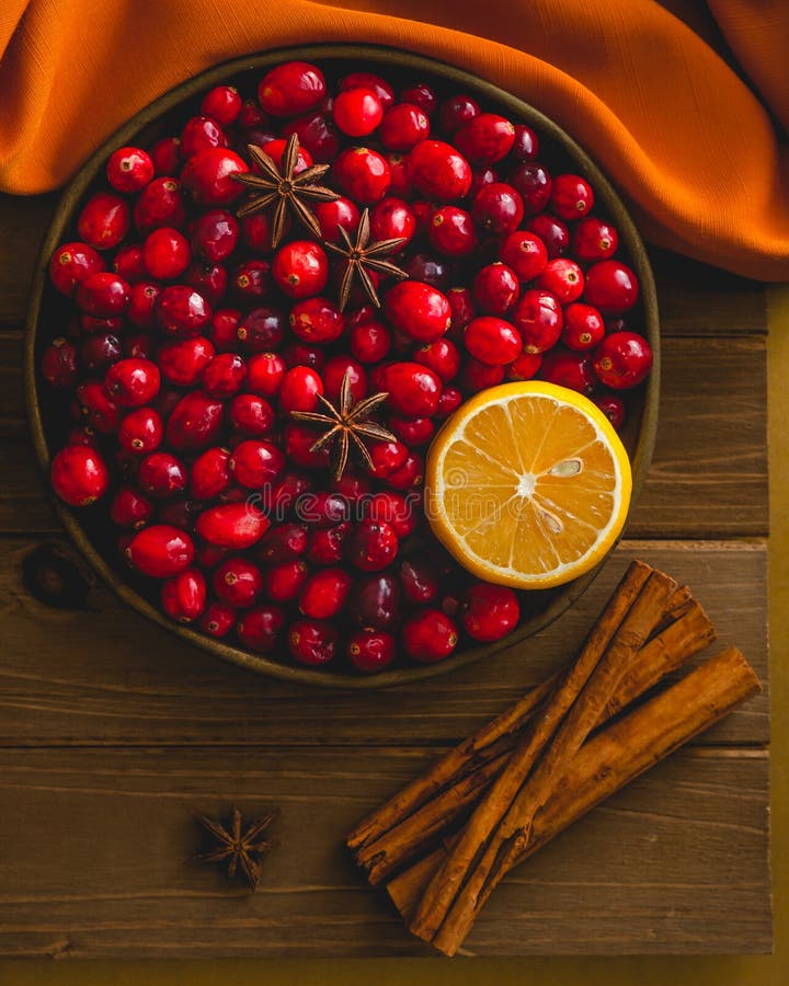Frisches Cranbeeren, Zimt, Anis und Zitronen in der Nähe stockfotos