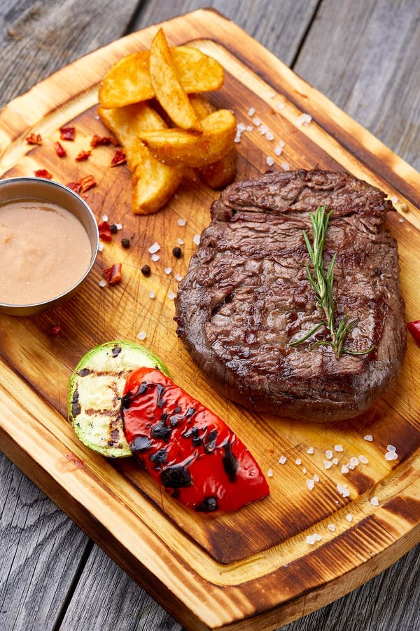 Frisches gegrilltes Fleisch Gegrilltes Rindfleischsteak halb gar auf hölzernem Schneidebrett Beschneidungspfad eingeschlossen stockbild Frisches gegrilltes Fleisch Gegrilltes Rindfleischsteak halb gar auf hölzernem Schneidebrett Beschneidungspfad eingeschlossen stockbild