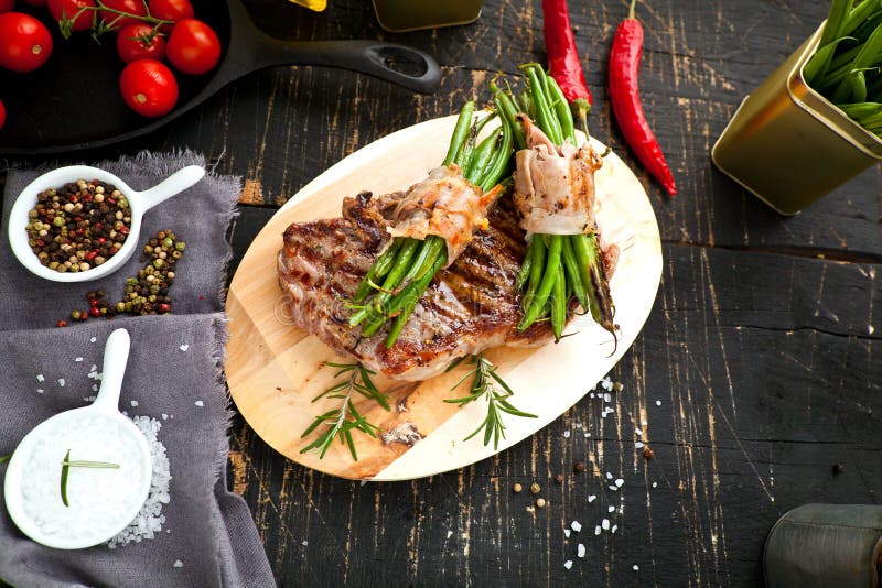 Frisches gegrilltes Fleisch Gegrilltes Rindfleischsteak halb gar auf hölzernem Schneidebrett Beschneidungspfad eingeschlossen stockfoto Frisches gegrilltes Fleisch Gegrilltes Rindfleischsteak halb gar auf hölzernem Schneidebrett Beschneidungspfad eingeschlossen stockfoto