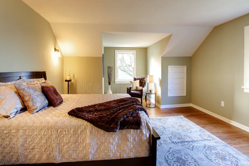 Frisches Grünes Schlafzimmer Mit Modernem Braunem Bett Stockbild - Bild