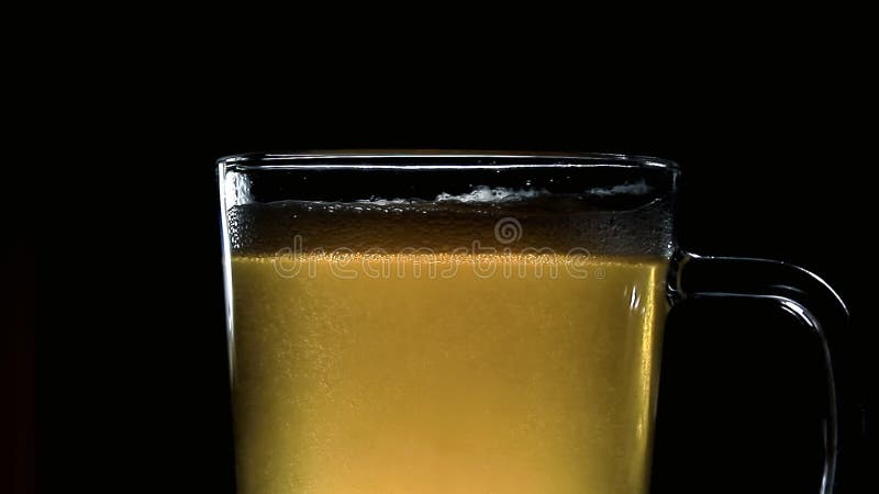 Frisches, Kaltes, Klares Bier, Das In Einen Klassischen Becher Des