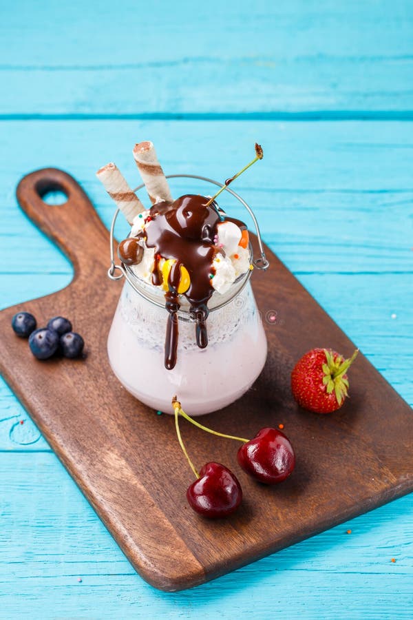 Frisches Kirschmilchshake Und -beeren Stockbild - Bild von cocktail ...