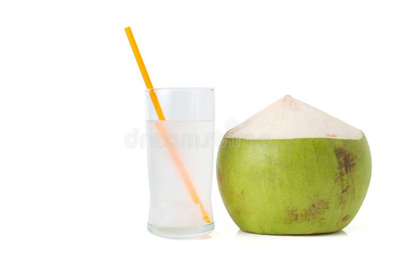 Frisches Kokosnusswasser mit Kokosnuss
