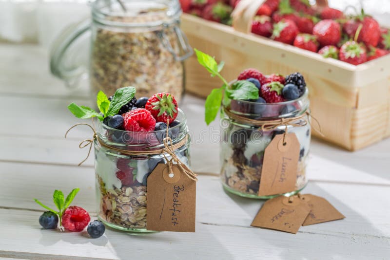 Frisches muesli mit Jogurt und Früchten stockfoto Frisches muesli mit Jogurt und Früchten stockfoto
