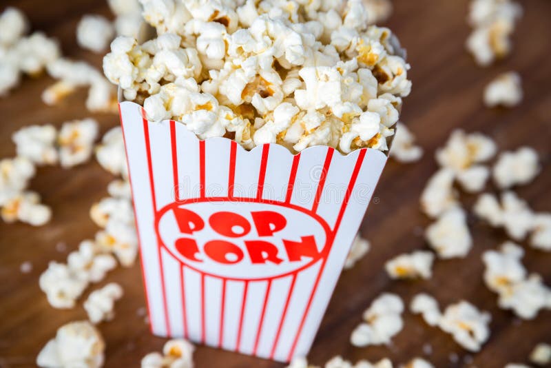 Frisches Popcorn lizenzfreie stockbilder Frisches Popcorn lizenzfreie stockbilder