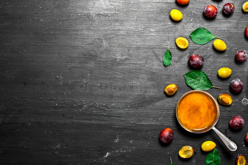 Frisches Püree von reifen Pflaumen mit grünen Blättern stockfoto Frisches Püree von reifen Pflaumen mit grünen Blättern stockfoto