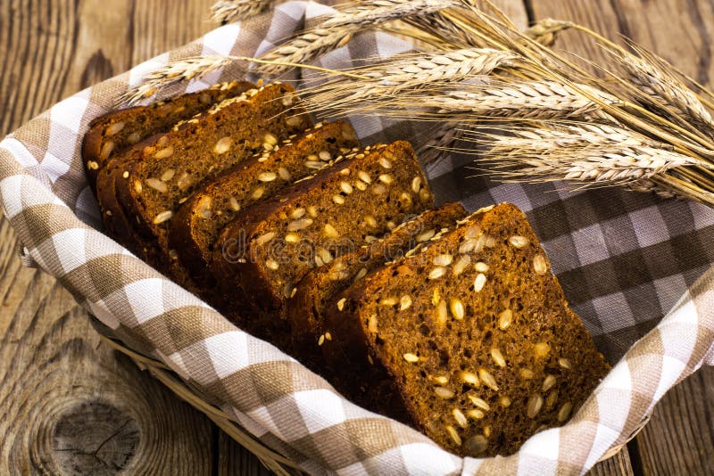 Frisches Roggenbrot Mit Sonnenblumenkernen in Quadratischer Form ... Frisches Roggenbrot Mit Sonnenblumenkernen in Quadratischer Form ...