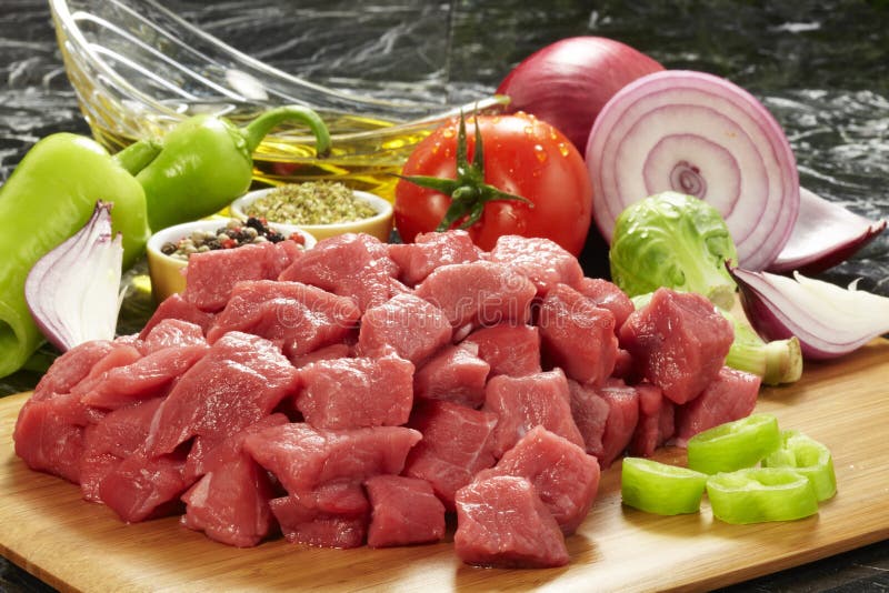 Frisches rohes Fleisch auf Ausschnittvorstand lizenzfreies stockbild Frisches rohes Fleisch auf Ausschnittvorstand lizenzfreies stockbild