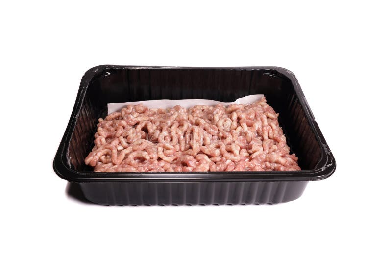 Frisches rohes Hackfleisch/Faschiertes oder gemahlenes Fleisch in Kunststoffbehältern, auf weißem Boden isoliert