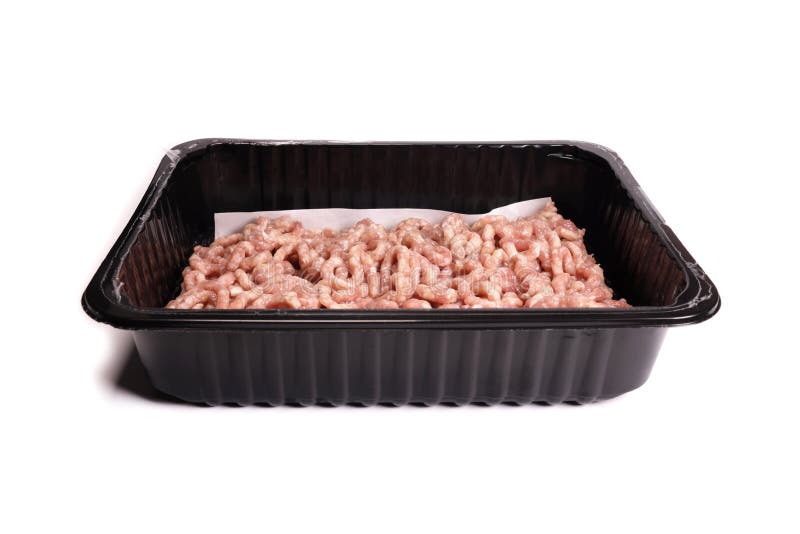 Frisches rohes Hackfleisch/Faschiertes oder gemahlenes Fleisch in Kunststoffbehältern, auf weißem Boden isoliert lizenzfreie stockfotos