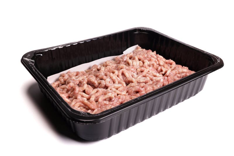 Frisches rohes Hackfleisch/Faschiertes oder gemahlenes Fleisch in Kunststoffbehältern, auf weißem Boden isoliert stockbilder