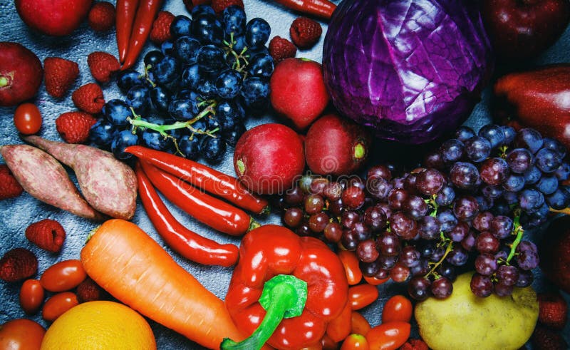 Frisches rotes Obst und lila rotes Gemüse gemischten Hintergrund , Top-Ansicht für gesunde Ernährung vegan Koch - Gesunde Lebensm lizenzfreie stockfotos Frisches rotes Obst und lila rotes Gemüse gemischten Hintergrund , Top-Ansicht für gesunde Ernährung vegan Koch - Gesunde Lebensm lizenzfreie stockfotos
