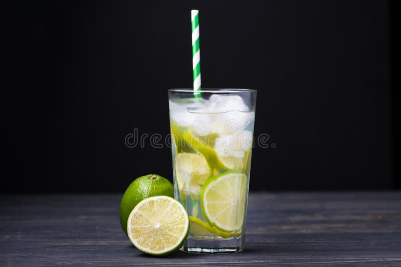 frisches Sommeralkohol caipirinha lizenzfreie stockfotografie frisches Sommeralkohol caipirinha lizenzfreie stockfotografie