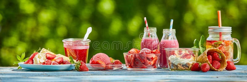 Frisches Sommerbeerennachtischlebensmittel und -säfte lizenzfreies stockfoto Frisches Sommerbeerennachtischlebensmittel und -säfte lizenzfreies stockfoto